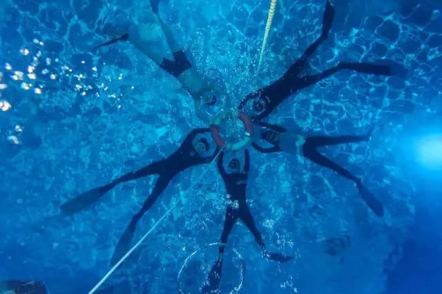 高速服务区内过路旅客遭挟持,他们三人出手救人