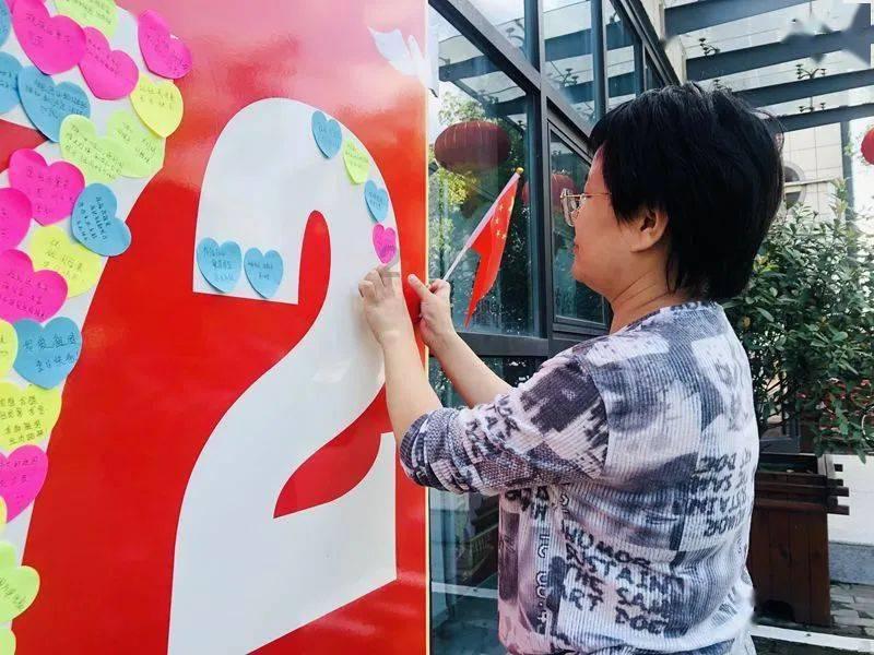 三轮车避让婚车车队不慎侧翻，车队随即停下司机乘客一起下来帮忙